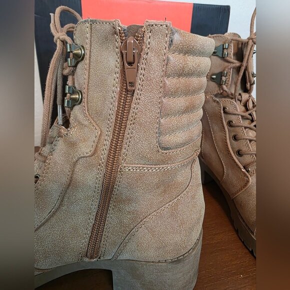 Guess GG Meara Lace-Up Distressed Combat Boots 10M Dark Natural LL - Picture 9 of 12